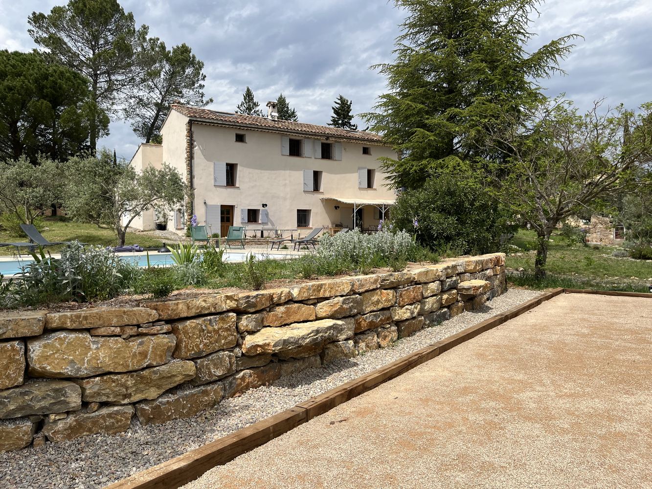 Terrain de pétanque et vue sur la bastide